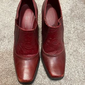 Antonio Melani Red leather shoes size 8.5